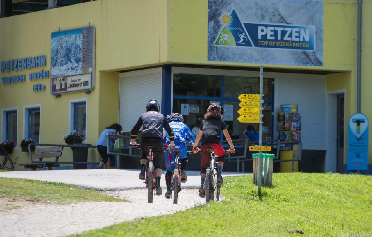 Chaletpark Petzen Hotell Feistritz ob Bleiburg Exteriör bild